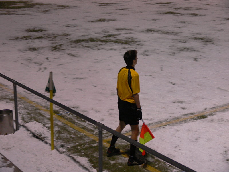 Schiedsrichter in kurzer Kleidung bei Schnee