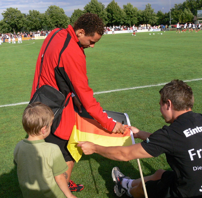 Jermaine Jones beim Autogramm geben