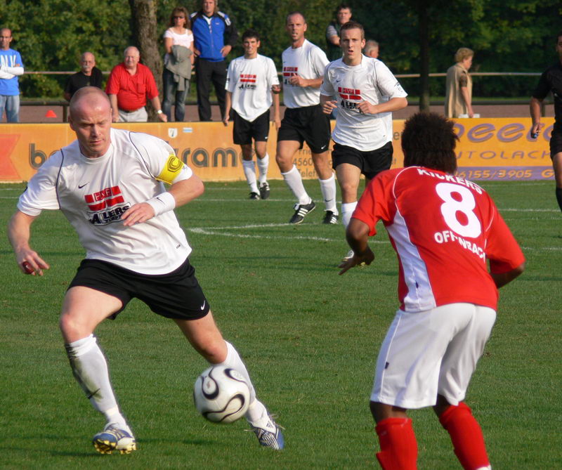 Uwe Allmann beim Zweikampf