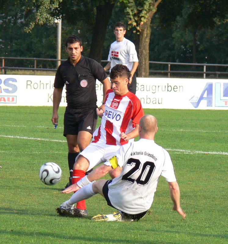 Uwe Allmann bei der Grätsche