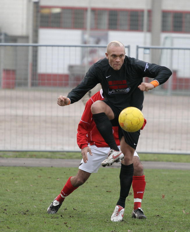 Dominik Lewis bei der Ballannahme